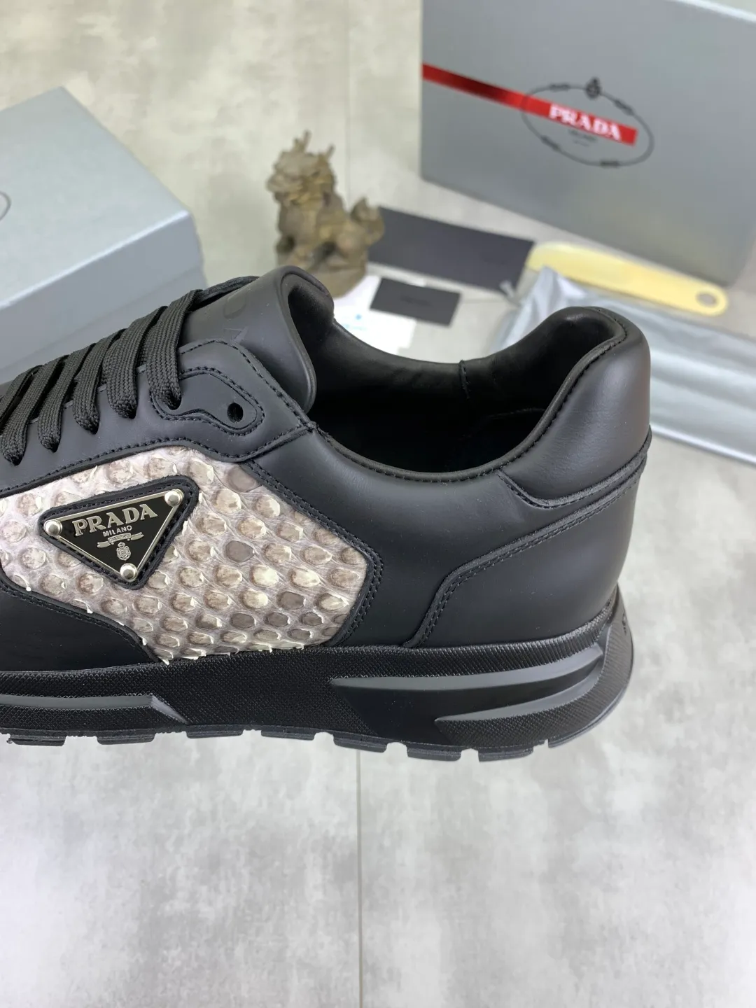 Men's men's shoes💰P580💰【New model】Top quality, new popular models on the official website, which will never go out of style for a century,🆘 The trendy brand (Prada) mainly promotes popular models, avant-garde and versatile fashionable men's shoes, privately molded, with cowhide splicing and 1:1 oil edge treatment... fashionable and simple, original imported cowhide with python skin, cowhide leather lining for feet; the atmosphere and personality are more fashionable, eye-catching and pursuing class. It will subvert the old idea and be a must-have for fashionistas who want to spend time with you! Must keep it! High-end comfortable and low-cost, high-end quality workmanship. Size: 38-44 Various colors available. full package